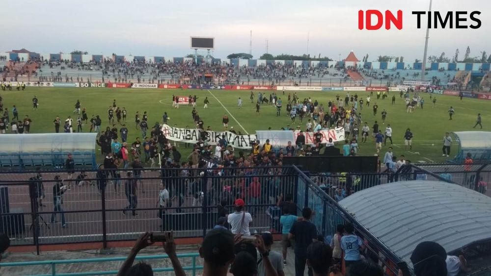 Penonton Masuk, Pertandingan Persela vs Badak Lampung Dihentikan