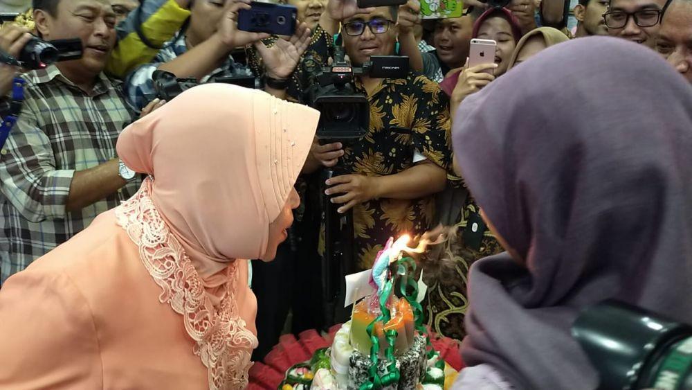 Wali Kota Surabaya Tri Rismaharini (kiri) saat meniup kue ulang tahun. IDN Times/Dok.Humas Pemkot Surabaya