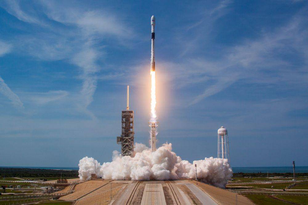 Falcon 9 lepas landas ke luar angkasa. wikimedia.org