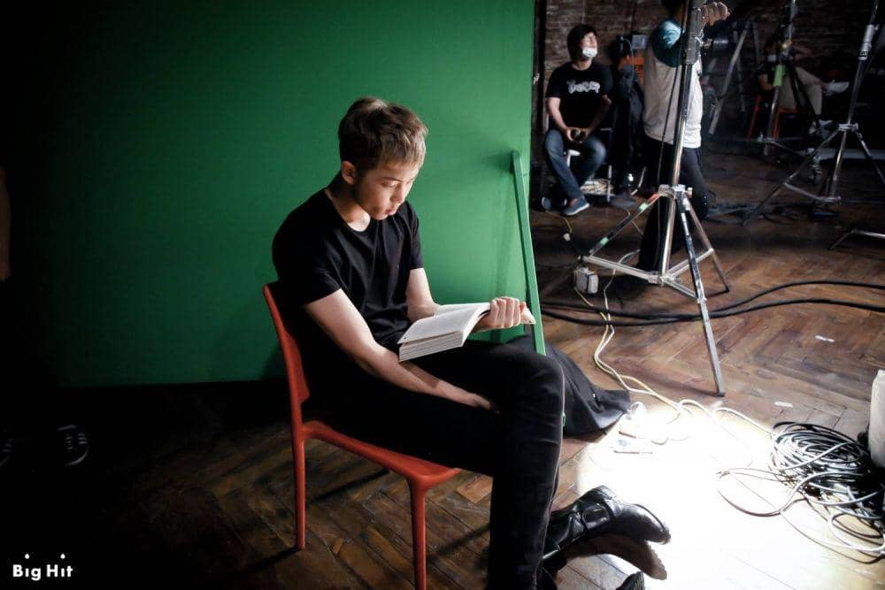 10 Novel Terbaik Rekomendasi RM BTS, Kamu Wajib Baca!