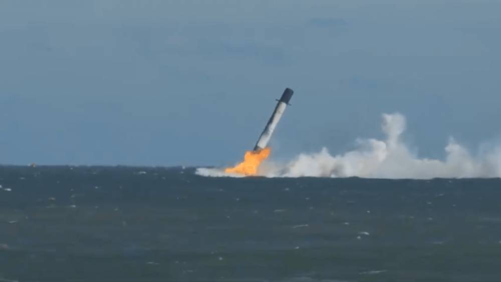 Falcon 9 saat mendarat di samudera Atlantik tahun 2015. techspot.com