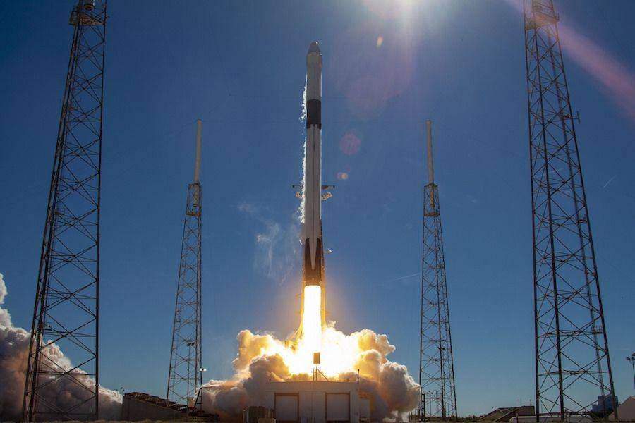 Falcon 9 saat meluncur ke angkasa. spaceflightnow.com