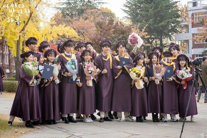 Sudah Tamat, 10 Momen Wisuda "Extraordinary You" Ini Bikin Baper