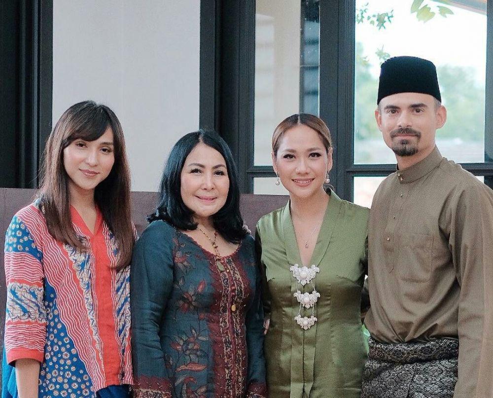 9 Potret Anggun Bunga Citra Lestari Mengenakan Kebaya