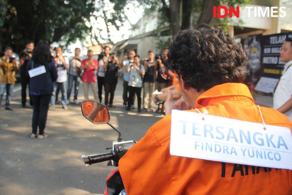 (Pelaku penyiraman diduga cairan kimia menjalani 52 reka ulang adegan di halaman Subdit Jatanras Polda Metro Jaya, Jakarta, Kamis (21/11)) IDN Times/Candra Irawan
