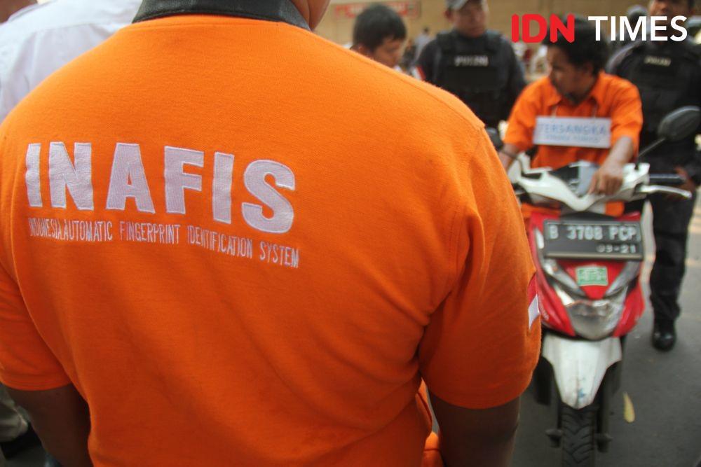 (Pelaku penyiraman diduga cairan kimia menjalani 52 reka ulang adegan di halaman Subdit Jatanras Polda Metro Jaya, Jakarta, Kamis (21/11)) IDN Times/Candra Irawan