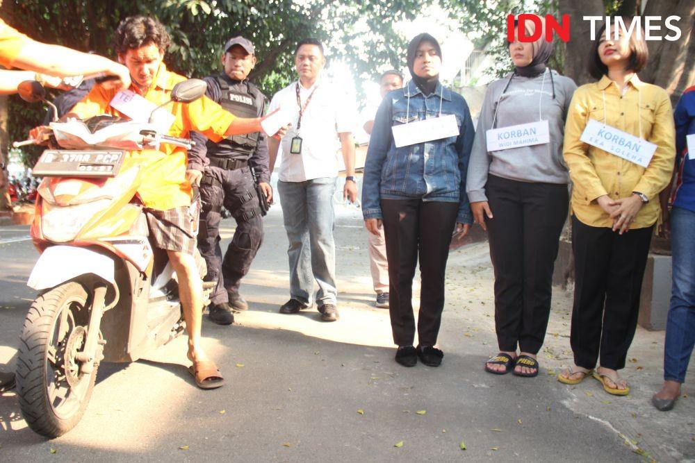 (Pelaku penyiraman diduga cairan kimia menjalani 52 reka ulang adegan di halaman Subdit Jatanras Polda Metro Jaya, Jakarta, Kamis (21/11)) IDN Times/Candra Irawan