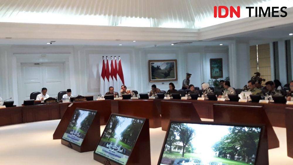 Presiden Jokowi dan Wakil Presiden Ma'ruf Amin pimpin rapat terbatas, di Kantor Presiden, Jakarta Pusat, Kamis 21 November 2019 (IDN Times/Teatrika Handiko Putri)