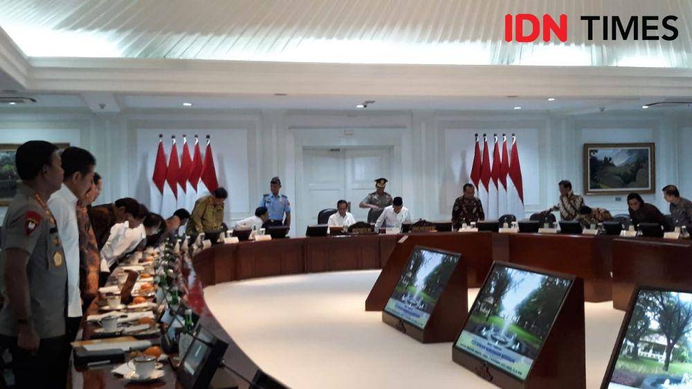 Presiden Jokowi dan Wakil Presiden Ma'ruf Amin pimpin rapat terbatas, di Kantor Presiden, Jakarta Pusat, Kamis 21 November 2019 (IDN Times/Teatrika Handiko Putri)