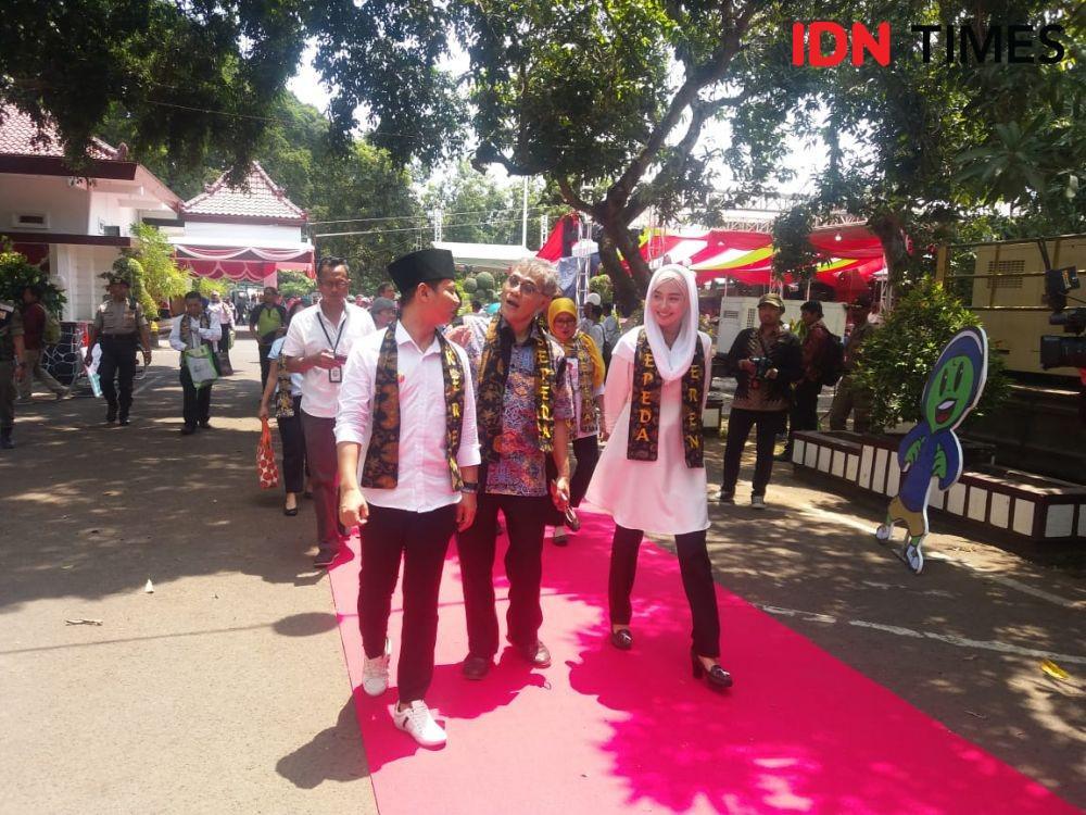 Dari kiri ke kanan: Bupati Trenggalek Mochamad Nur Arifin, Ketua Umum Inovator 4.0 Indonesia Budiman Sujatmiko, dan Novita Hardini saat meninjau stan Trenggalek Innovation Festival 2019, Kamis (21/11). IDN Times/Dida Tenola