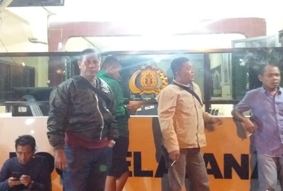 Kaca depan bus PSMS retak setelah dilempari orang tak dikenal (Dok.IDN Times/istimewa)