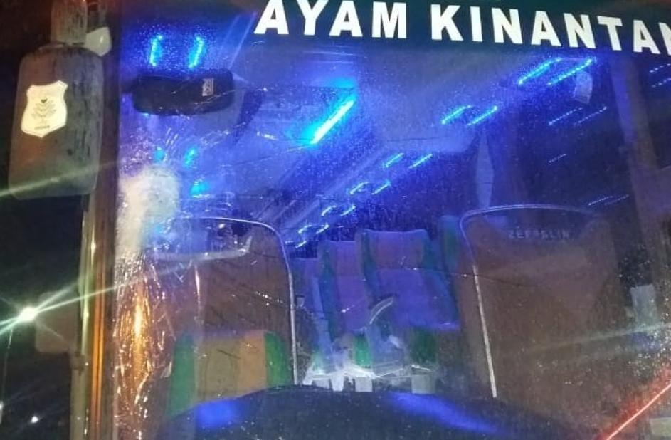 Kaca depan bus PSMS retak setelah dilempari orang tak dikenal (Dok.IDN Times/istimewa)
