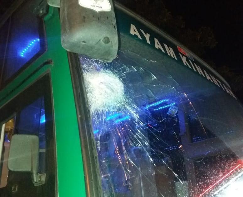 Kaca depan bus PSMS retak setelah dilempari orang tak dikenal (Dok.IDN Times/istimewa)