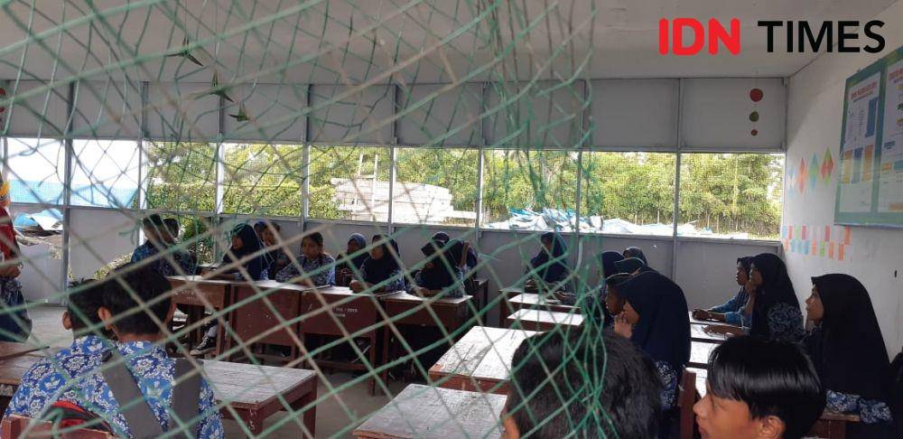 Kondisi bangunan sekolah SMPN 1 Sirenja, Kabupaten Donggala, Palu, Sulawesi Tengah yang sudah rusak parah akibat Tsunami tahun lalu (IDN Times/Margith Juita Damanik)