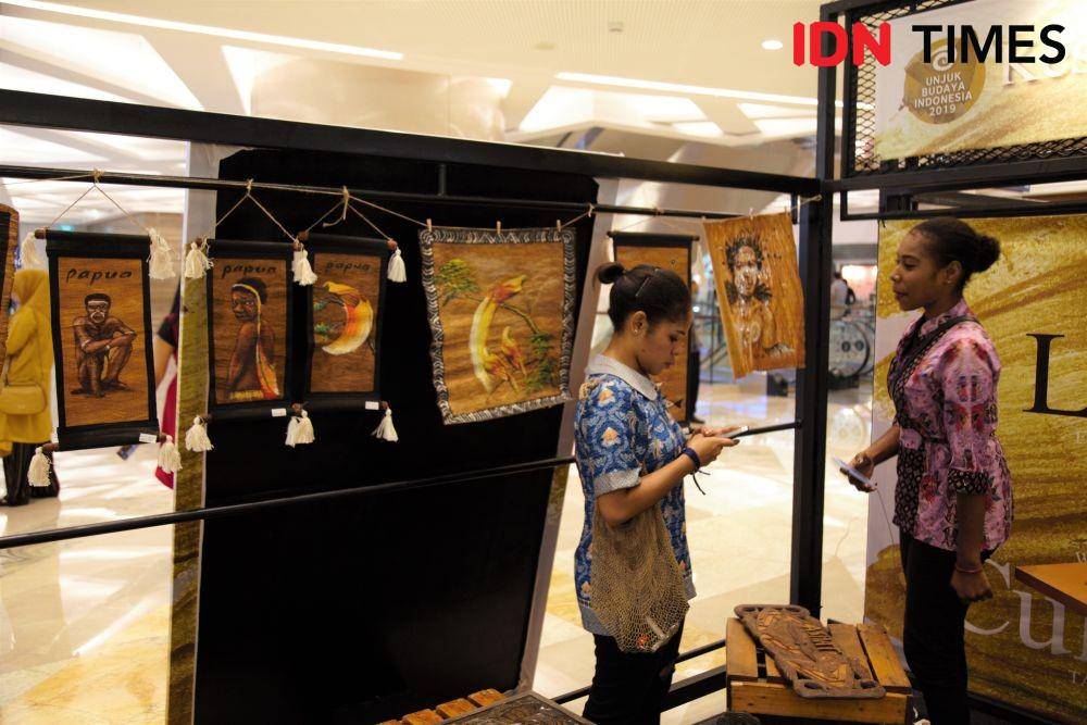 Bentuk salah satu kesenian Papua yang terbuat dari kulit kayu. (IDN Times/Naufal Al Rahman)