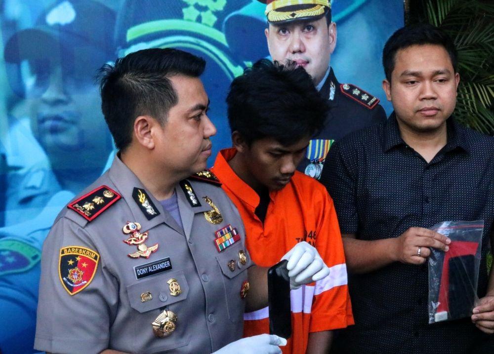 Tersangka asusila (tengah) tak punya motivasi lain saat mengancam DR selain kebutuhan biologis. IDN Times/ Alfi Ramadan