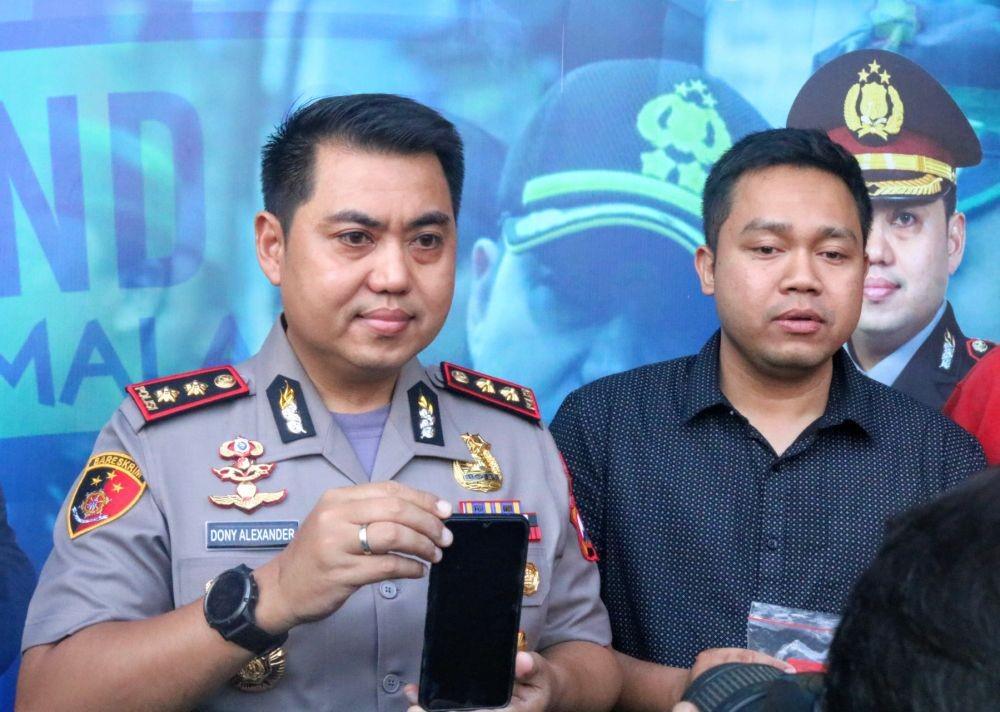 Barang bukti yang digunakan pelaku untuk merekam adegan porno. IDN Times/ Alfi Ramadana