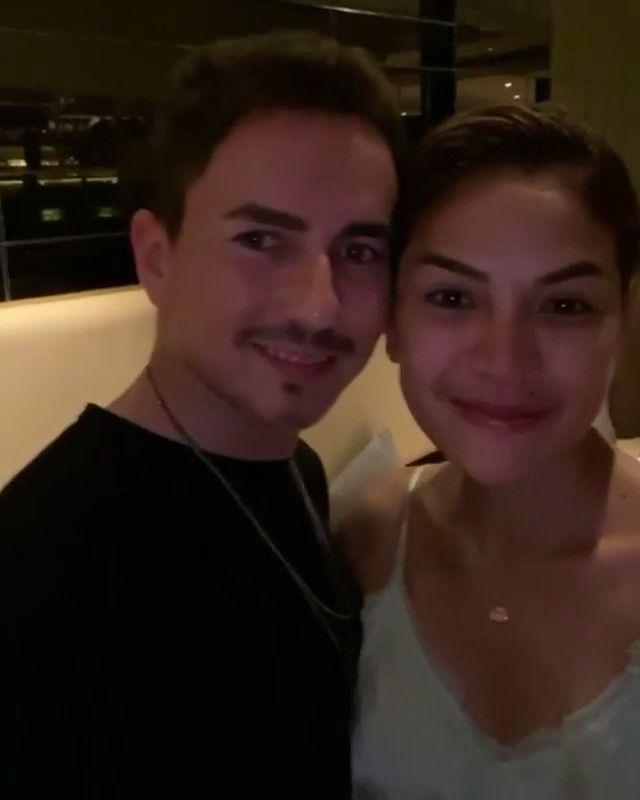 Tiba di Bali, Jorge Lorenzo Disambut Nikita Mirzani