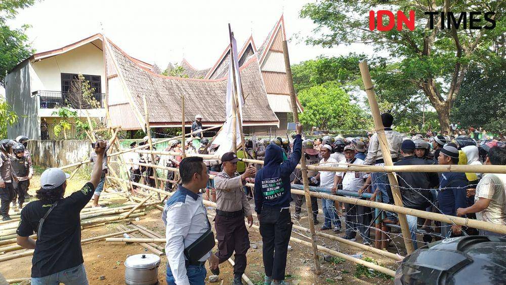 Warga yang menolak klaim sepihak atas tanah sengketa di Jalan Antang Raya, Makassar, Jumat (22/11) / Sahrul Ramadan