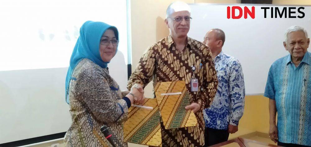 Dirut Merpati Maintenance Facility, Rowin H. Mangkoesiebroto (kanan) tanda tangani MoU dengan STTKD Yogyakarta. IDN Times/Daruwaskita