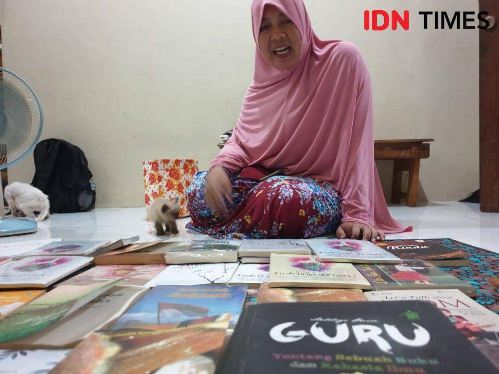 Melly bersama buku-buku koleksinya. IDN Times/Vanny El Rahman