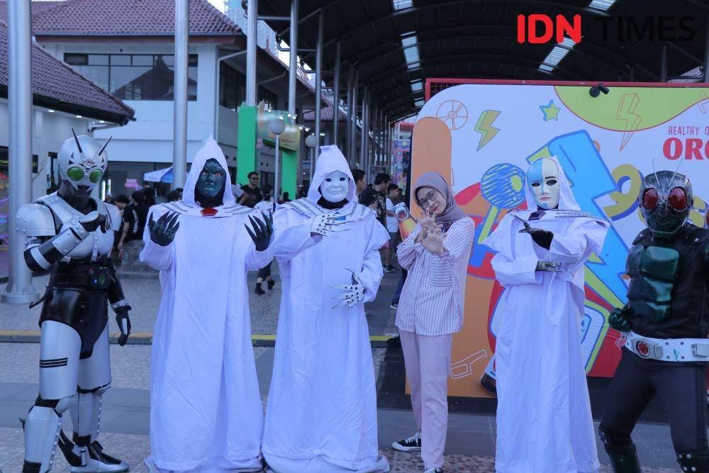 Keseruan spot foto dalam acara The 90's Festival, di Jiexpo, Jakarta, (23/11). IDN Times/Erfah Nanda