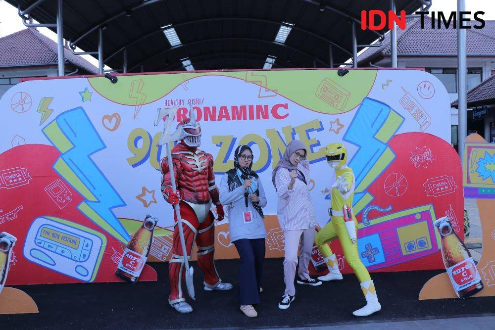 Keseruan spot foto dalam acara The 90's Festival, di Jiexpo, Jakarta, (23/11). Dok panitia The 90's Festival