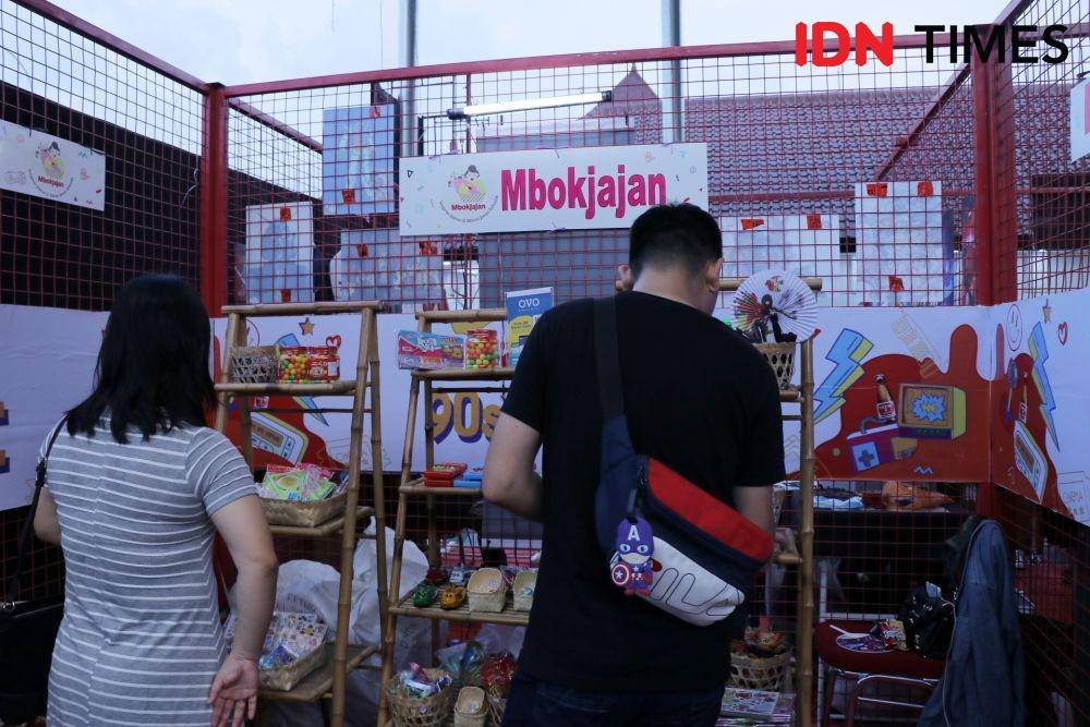 Jajanan 90an dalam acara The 90's Festival, di Jiexpo, Jakarta, (23/11). IDN Times/Nadia Umara