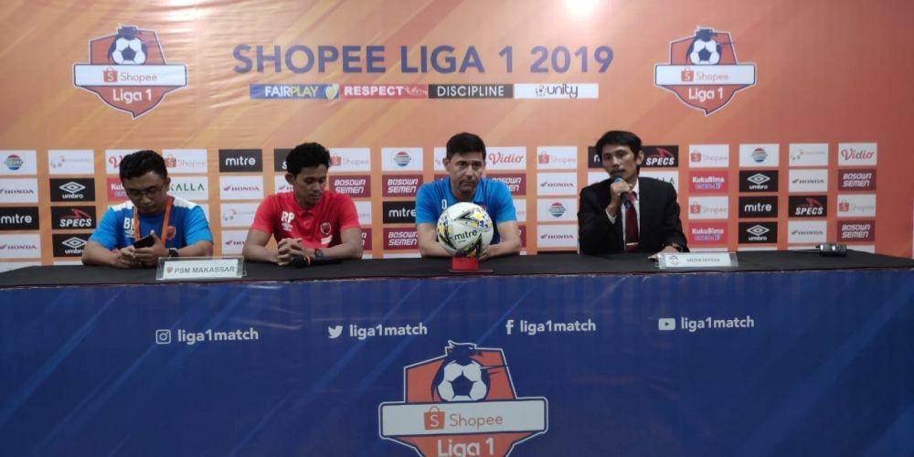 Pelatih Kepala PSM Darije Kalezic didampingi pemain Rizky Pellu usia pertandingan menghadapi Bali United di Stadion Mattoanging, Sabtu (23/11) / Istimewa