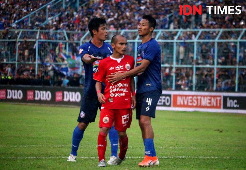 Riko Simanjuntak dijaga oleh dua orang pemain Persija. IDN Times/Alfi Ramadana
