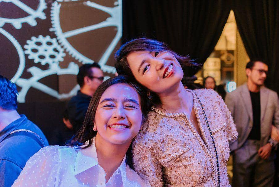 10 Potret Kedekatan Laura Basuki & Managernya, Kayak Saudara Kandung