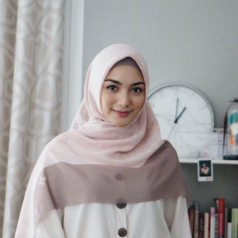 9 Inspirasi Gaya Hijab Anti Ribet ala Citra Kirana