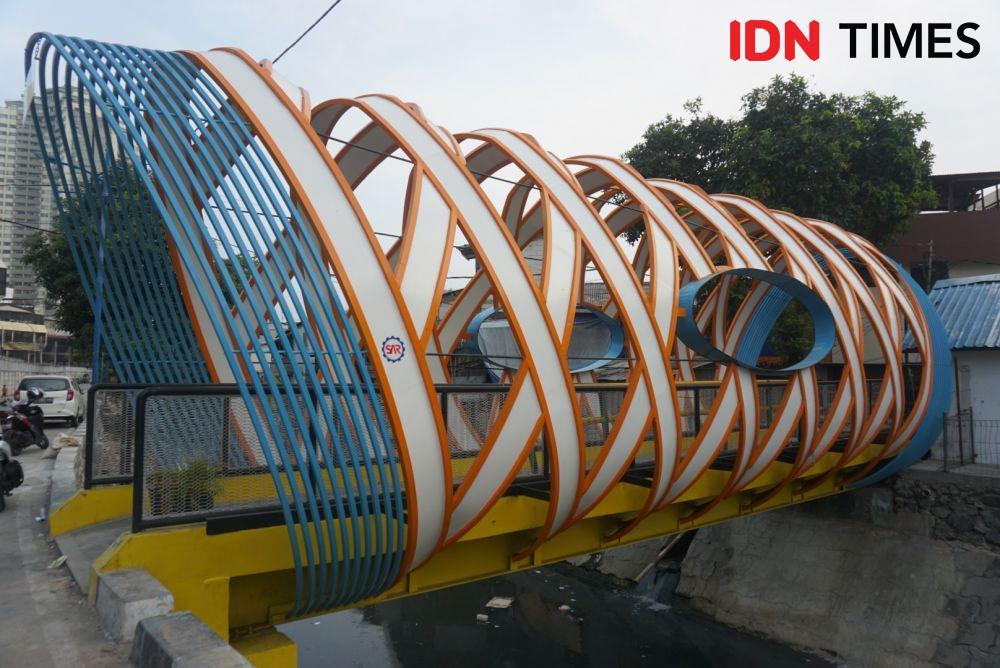 FOTO: JPO Ketupat, Jembatan Kekinian di Perkampungan Ibu Kota