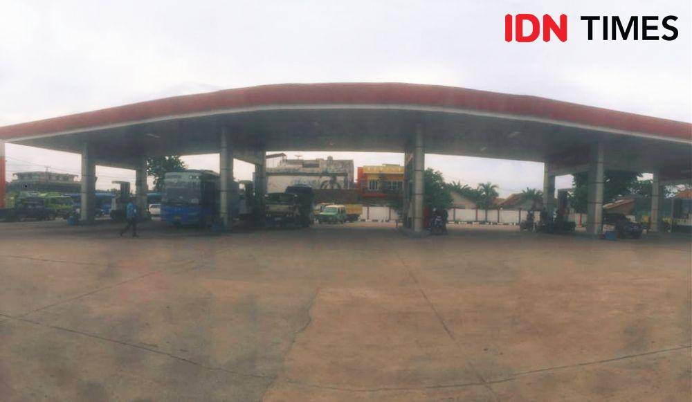 SPBU Romi Herton Jalan Palembang - Betung membatasi penjualan (IDN Times/Rangga Erfizal)