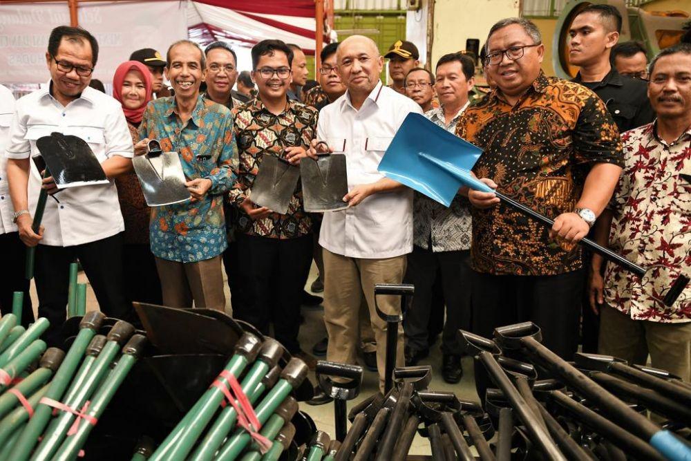 Menkop UKM: Cangkul Lokal Lebih Berkualitas Ketimbang Cangkul Impor