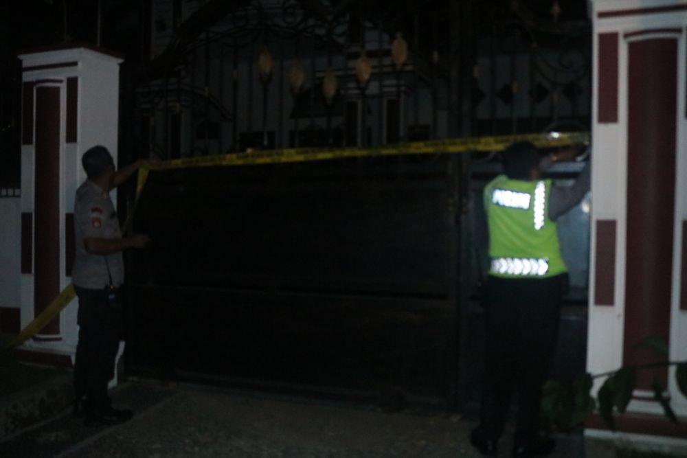 Polisi memasang police line usai dilakukan penggeledahan. IDN Times/ Alfi Ramadana