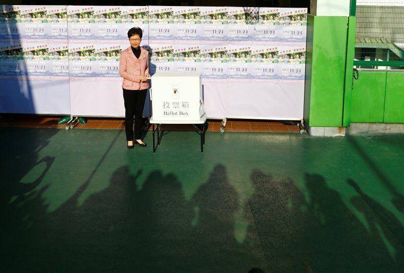 Kepala Eksekutif Hong Kong Carrie Lam memberikan suaranya di tempat pemungutan suara dalam pemilihan lokal dewan distrik di Hong Kong pada 24 November 2019. ANTARA FOTO/REUTERS/Thomas Peter