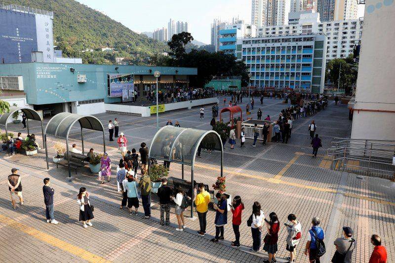 Pemilih mengantri untuk memberikan suara di tempat pengambilan suara saat pemilihan lokal dewan distrik di Hong Kong pada 24 November 2019. ANTARA FOTO/REUTERS/Adnan Abidi