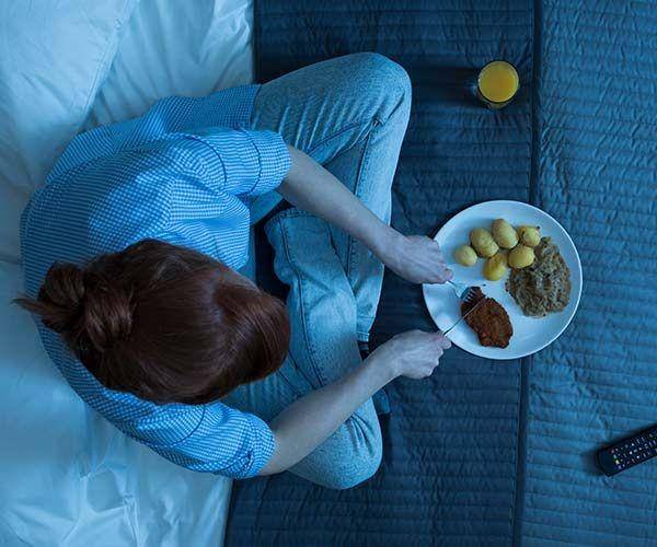 ilustrasi makan sebelum tidur (shefinds.com)
