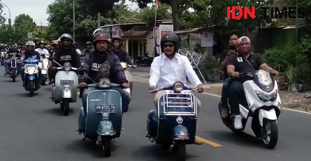 Dewata Eka Putra naik vespa (baju putih) daftar cabub Bantul ke DPC Partai Gerindra Bantul, Senin (25/11).IDN Times/Daruwaskita