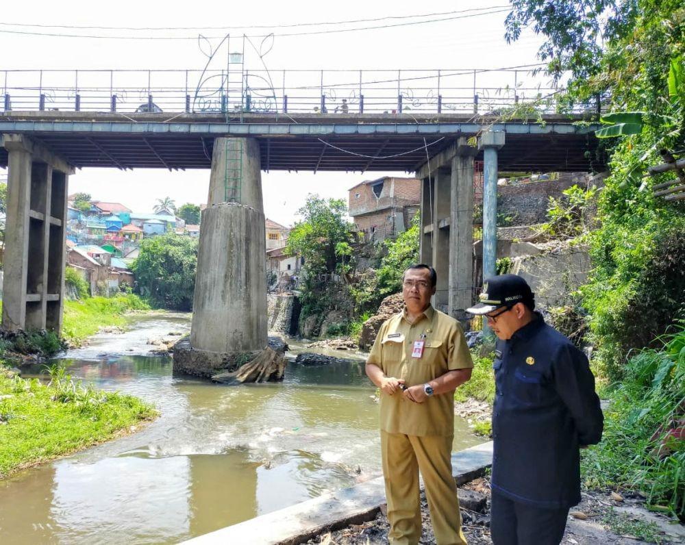 Walikota Malang, Sutiaji saat meninjau proses pemasangan penyangga di jembatan Muharto, Senin (25/11/2019). Dok Humas Pemkot