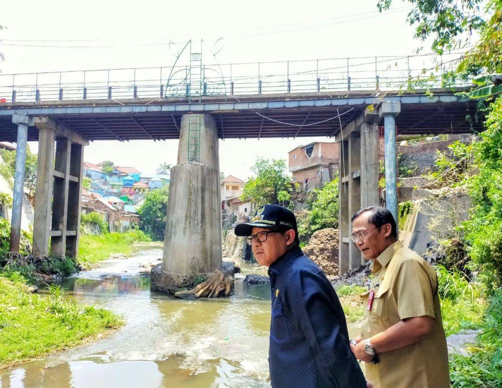 Walikota Malang, Sutiaji memantau langsung proyek pemasangan penyangga jembatan Muharto. Dok Humas Pemkot