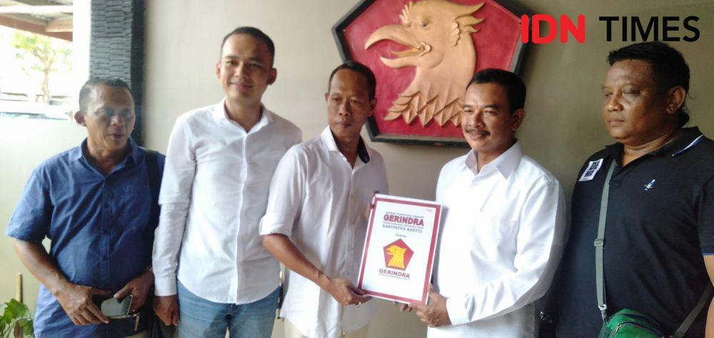 Dewata Eka Putra (nomor 2 dari kanan) daftar cabup Bantul ke DPC Gerindra Bantul, Senin (25/11). IDN Times/Daruwaskita