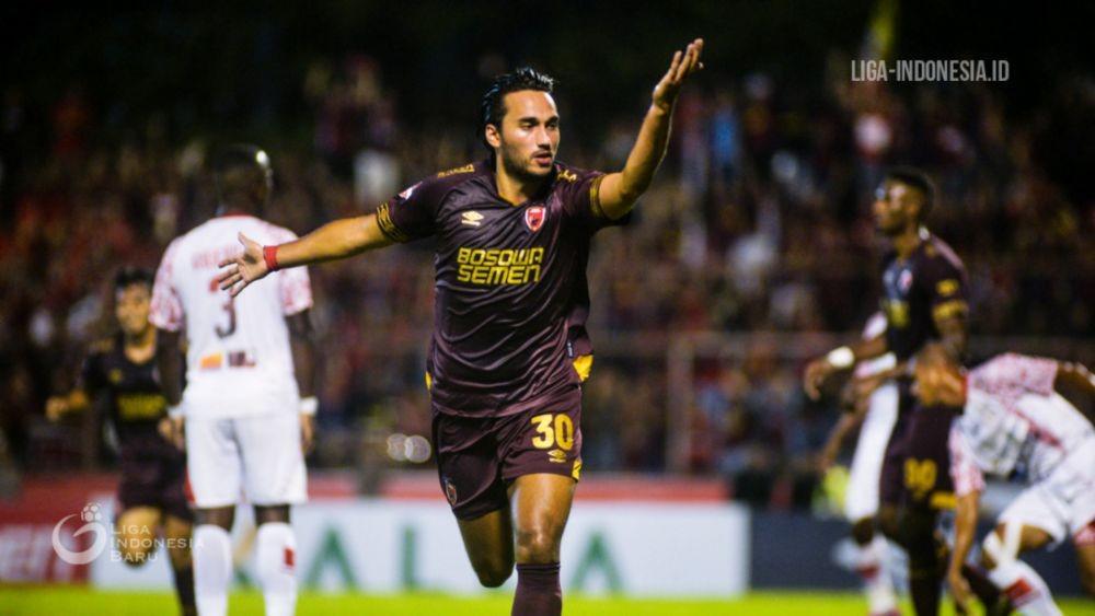 Ezra Walian, ketika masih membela PSM Makassar, sedang merayakan gol yang ia lesakkan ke gawang Persipura dalam pertandingan putaran kedua Liga 1 2019. (Liga-Indonesia.id)