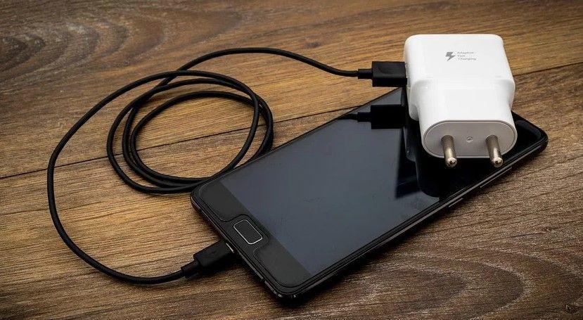 6 Tips atau Cara Memilih Charger HP yang Tepat dan Aman