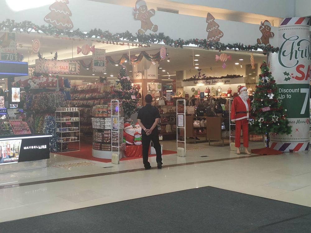Beberapa pernak-pernik bertema Natal mulai di pasang di MOG. IDN Times/ Alfi Ramadana