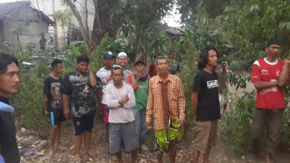 Warga melihat proses pemusnahan sarang tawon di Kecamatan Soko. IDN Times/ istimewa