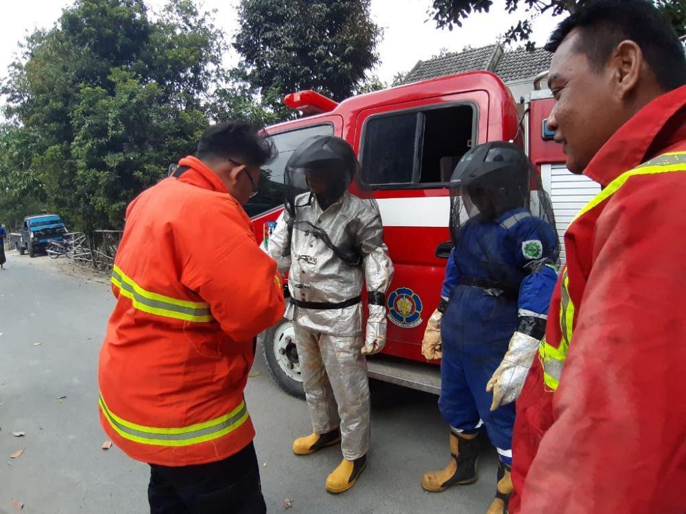 Petugas BPBD Kabupaten Tuban, memusnahkan sarang lebah di Kecamatan Soko, IDN Times/Istimewa