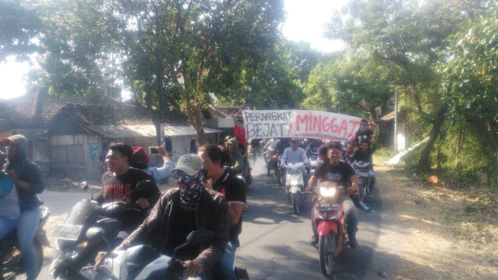 Massa aksi mengendarai sepeda motor menuju Kecamatan Laren. IDN Times/Imron