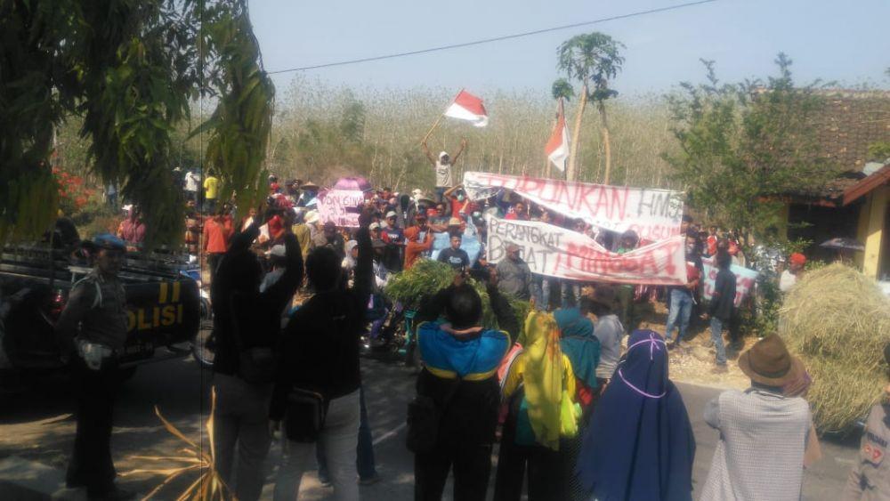Ratusan warga Lengor menggelar aksi unjuk rasa menuntut salah satu perangkat desa dicopot. IDN Times/Imron